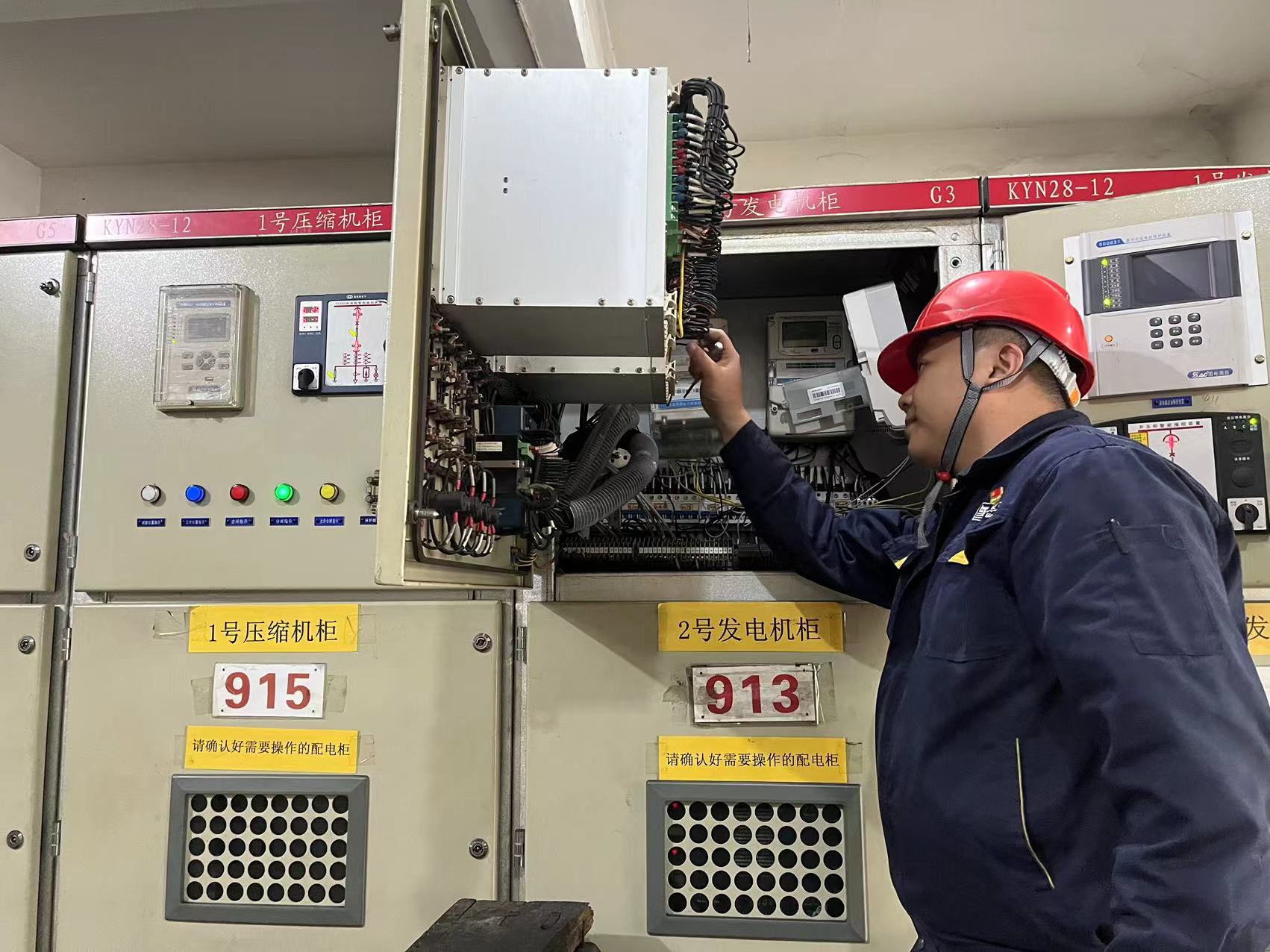 霍建城維修2#燃?xì)獍l(fā)電機.jpg
